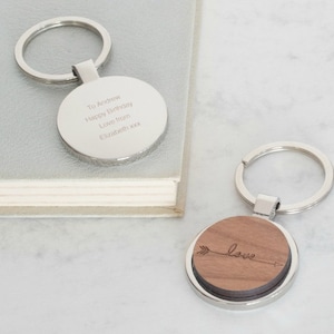 Personalisierter Liebespfeil-Schlüsselanhänger aus Holz - Schlüsselanhänger aus Holz mit Gravur, Schlüsselanhänger zum Jahrestag, Schlüsselanhänger zum Geburtstag, Personalisierte Schlüsselanhänger, Individuell