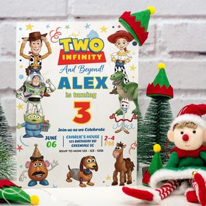 Peut inclure: Une invitation d'anniversaire color&eacute;e avec des personnages de Toy Story. L'invitation indique "Two Infinity And Beyond! ALEX a 3 ans". Des d&eacute;tails de la f&ecirc;te sont inclus. Des chapeaux d'elfes et des arbres de No&euml;l sont &eacute;galement visibles.