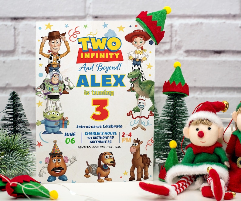 Peut inclure: Une invitation d'anniversaire color&eacute;e avec des personnages de Toy Story. L'invitation indique "Two Infinity And Beyond! ALEX a 3 ans". Des d&eacute;tails de la f&ecirc;te sont inclus. Des chapeaux d'elfes et des arbres de No&euml;l sont &eacute;galement visibles.