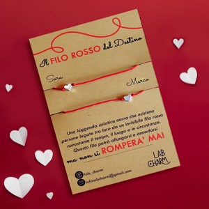 Coppia Bracciali Filo Rosso del Destino | Cartolina con i vostri nomi scegli tu il ciondolo