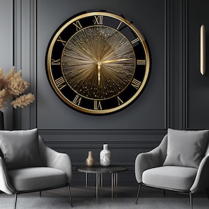 Könnte beinhalten: Eine runde Wanduhr mit schwarzem Zifferblatt, goldenen römischen Ziffern und einem zentralen goldenen Strahlenmuster. Die Uhr hat einen dünnen goldenen Rahmen und goldene Zeiger sowie eine glänzende Oberfläche, die das Licht reflektiert.