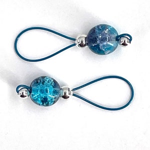 Navy and Aqua Crackle Glass Knitting Stitch Markers US 10 Item No. 1400 immagine 2