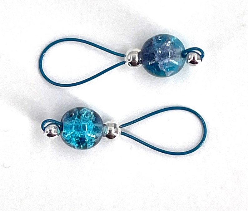 Navy and Aqua Crackle Glass Knitting Stitch Markers US 10 Item No. 1400 immagine 2