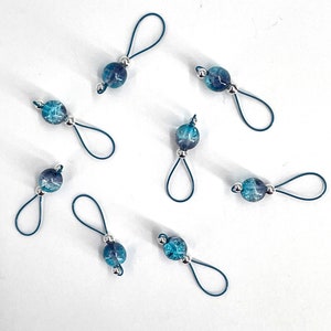 Navy and Aqua Crackle Glass Knitting Stitch Markers US 10 Item No. 1400 immagine 1