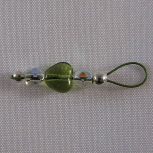 Peridot Heart Stitch Markers on Khaki Wire US 5 Item No. 687 image 2