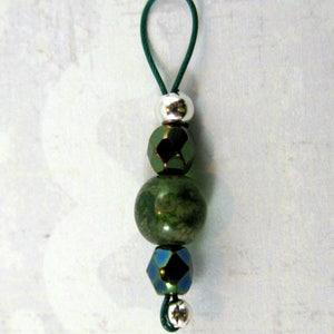 Green Czech and Metallic Beads On Forest Green Wire Stitch Markers US 5 Item No. 1067 image 3