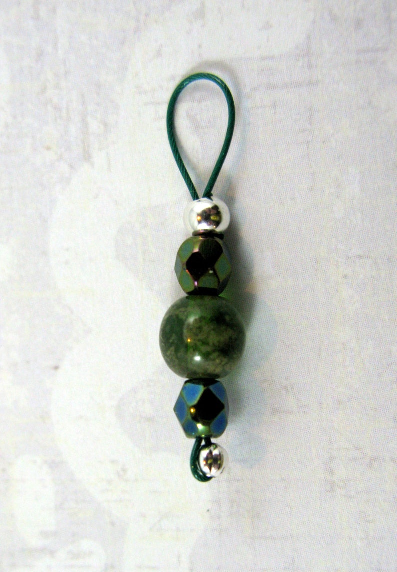 Green Czech and Metallic Beads On Forest Green Wire Stitch Markers US 5 Item No. 1067 image 3