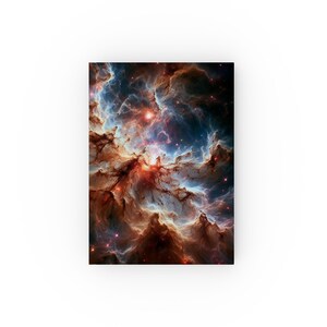 Op de afbeelding: Een rechthoekig notitieboek met een levendige afbeelding van een nevel. De omslag toont een kosmische scène met wervelende wolken in rood-, oranje- en blauwtinten, bezaaid met kleine, heldere sterren. Het ontwerp roept een gevoel van verwondering en de uitgestrektheid van de ruimte op.