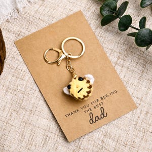Handgemaakte gehaakte sleutelhanger hommel, sleutelhanger gehaakte bij met kaart, sleutelhanger bij, vaderdagcadeau, verjaardagscadeau voor papa, cadeau voor papa