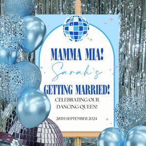 Peut inclure: Une pancarte bleue et blanche avec un motif de boule disco et le texte "MAMMA MIA! Sarah's GETTING MARRIED! CELEBRATING OUR DANCING QUEEN! 28TH SEPTEMBER 2024".