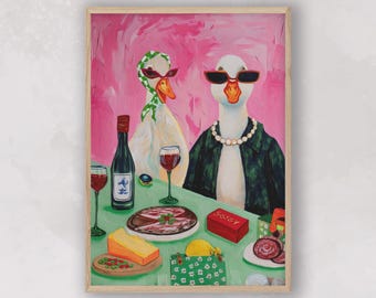 Op de afbeelding: Een ingelijst schilderij toont twee antropomorfe ganzen met zonnebrillen en sieraden, zittend aan een tafel met wijn, kaas en cadeaus. De achtergrond is roze en de tafel groen. Een rode doos leest "SASSY".