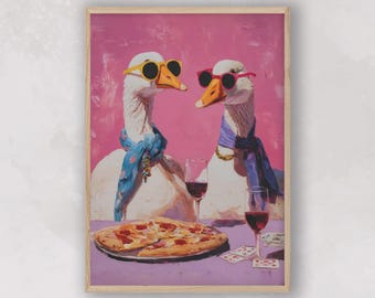 Op de afbeelding: Een ingelijste kunstdruk met twee ganzen met zonnebrillen en sjaals, die genieten van pizza en wijn. De ganzen staan tegen een roze achtergrond, met een tafel met pizza, wijnglazen en speelkaarten. Het kunstwerk heeft een grillige en humoristische stijl.