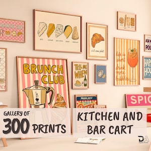 Może przedstawiać: Ściana galerii z oprawionymi wydrukami artystycznymi o tematyce kuchennej i barowej. Wydruki obejmują ilustracje jedzenia, sztukę koktajli i frazy takie jak "Brunch Club" i "Happy Hour". Baner głosi "Galeria 300 wydruków".