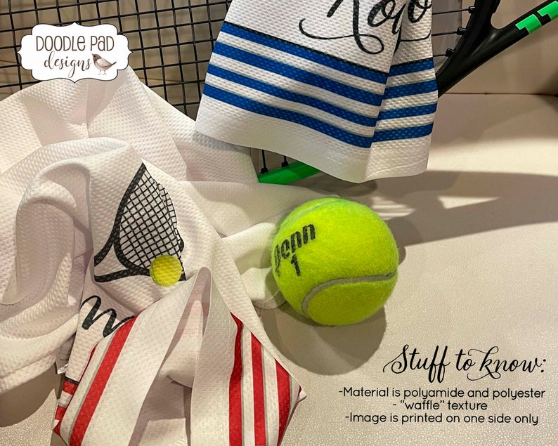 K&ouml;nnte beinhalten: Wei&szlig;es K&uuml;chentuch mit einem Tennisracket- und Ball-Design. Das Tuch hat eine Waffelstruktur und besteht aus Polyamid und Polyester. Das Bild ist nur auf einer Seite bedruckt.