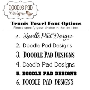 K&ouml;nnte beinhalten: Eine Liste mit sechs verschiedenen Schriftarten f&uuml;r ein Tennis-Handtuch. Die Optionen sind von 1 bis 6 nummeriert. Der Text "Doodle Pad Designs" wird in jeder Schriftart angezeigt. Der Text "Tennis Towel Font Options" befindet sich oben im Bild. Der Text "Bitte geben Sie Ihre Wahl im Textfeld an" befindet sich unter dem Titel.