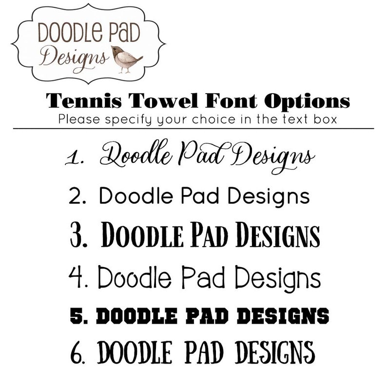 K&ouml;nnte beinhalten: Eine Liste mit sechs verschiedenen Schriftarten f&uuml;r ein Tennis-Handtuch. Die Optionen sind von 1 bis 6 nummeriert. Der Text "Doodle Pad Designs" wird in jeder Schriftart angezeigt. Der Text "Tennis Towel Font Options" befindet sich oben im Bild. Der Text "Bitte geben Sie Ihre Wahl im Textfeld an" befindet sich unter dem Titel.
