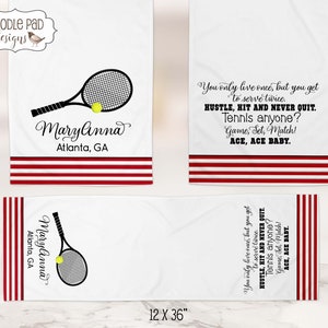 K&ouml;nnte beinhalten: Wei&szlig;es Handtuch mit roten Streifen und einem schwarz-wei&szlig;en Tennisschl&auml;ger mit einem gelben Tennisball. Das Handtuch tr&auml;gt den Text "Marylinna" und "Atlanta, GA". Das Handtuch tr&auml;gt auch den Text "You only live once, but you get to serve twice. Hustle, hit and never quit. Tennis anyone? Game, Set, Match! Ace, Ace Baby."