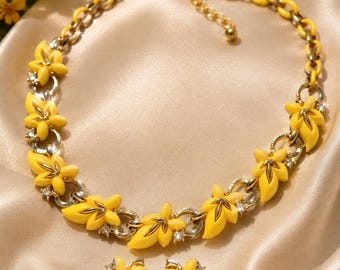 Set vintage di collana e orecchini in termoindurente giallo, parure floreale di metà secolo, collana vistosa con strass anni '50/'60.