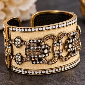 Bracciale Heidi Daus con ampia fascia di cristalli, bracciale vistoso color crema e oro, stile Art Déco, gioiello di design.