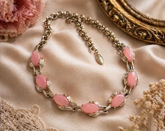Collar vintage rosa termoplástico, collar llamativo de tono plateado de mediados de siglo, collar retro de eslabones de los años 50, bisutería color rubor