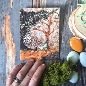 Carte de gentillesse, soyez gentil avec les autres, message amical, carte de chat noir, serre-arbre, artiste coquillage, carte vierge, carte illustrée, finition brillante