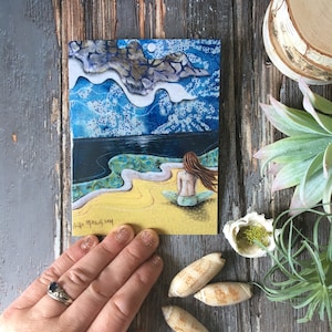 Elle a regardé au-delà d'une mer de ses propres pensées, carte vierge illustrée, vagues de l'océan, méditer, finition brillante