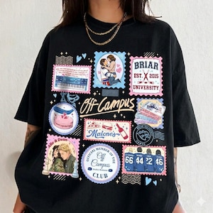 Puede incluir: Camiseta negra con un diseño gráfico colorido compuesto por imágenes tipo sello postal. Los sellos representan parejas, un pastel, un teclado y el texto "Off-Campus". Otros textos incluyen "Briar University" y "Malone's".