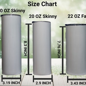 Op de afbeelding: Maattabel voor drie verschillende maten bekers. De bekers zijn wit en hebben een slanke en een dikke stijl. De maten zijn 30 oz skinny, 20 oz skinny en 22 oz fatty. De afmetingen zijn in inches.