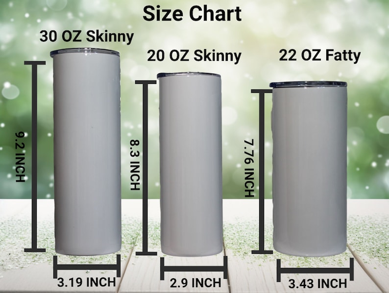 Op de afbeelding: Maattabel voor drie verschillende maten bekers. De bekers zijn wit en hebben een slanke en een dikke stijl. De maten zijn 30 oz skinny, 20 oz skinny en 22 oz fatty. De afmetingen zijn in inches.