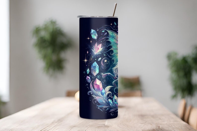 Op de afbeelding: Een roestvrijstalen tumbler met een donkerblauwe achtergrond en een kleurrijke illustratie van een draak met kristallen en sterren.