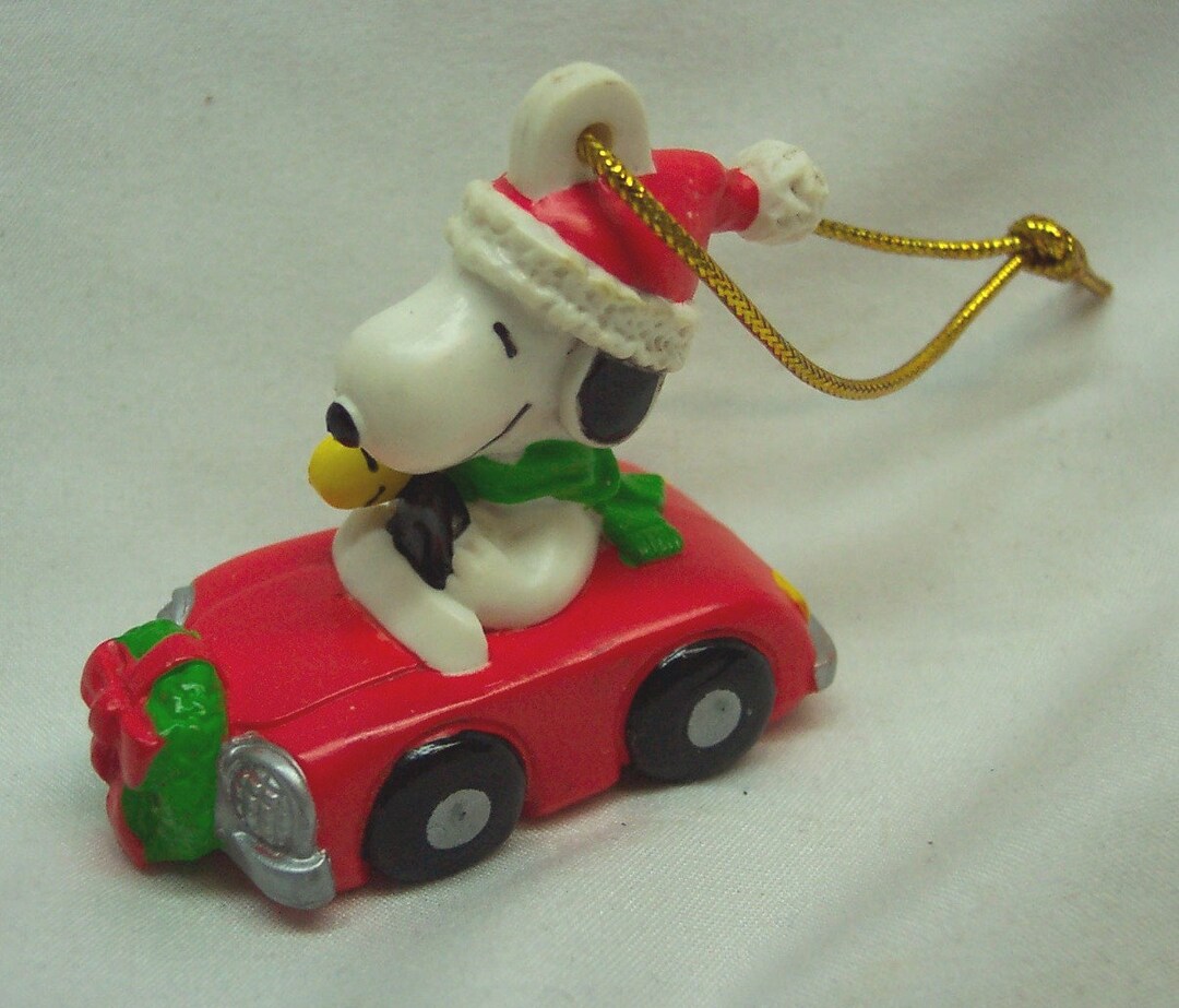 Peanuts Gang Holiday Winter SNOOPY With Santa Hat in Car 2 Plastic PVC