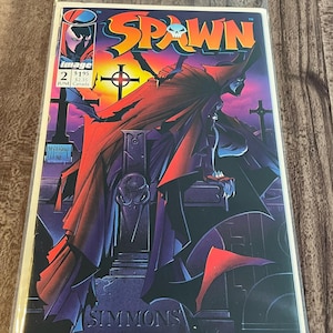 Puede incluir: Un juego de tres tazas de cerámica con un acabado mate moteado. Las tazas son de color crema, gris claro y gris oscuro. Cada taza tiene un diseño simple y minimalista y un asa redondeada.