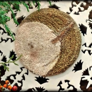 Op de afbeelding: Een witte en gouden punch needle-borduursel van een sneeuwpop met de tekst "Winter Wonder" en "Punch Needle Embroidery Workshop" op een witte sneeuwvlokkenachtergrond.