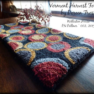 Puede incluir: Una alfombra negra y gris con un patrón de círculos coloridos. La alfombra está hecha de lana y tiene una textura tejida a mano. La alfombra se llama "Vermont Harvest Folk Art by Doreen Frost" y es una Williston House PN Pattner - 002, 2015.