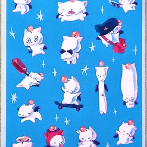 Könnte beinhalten: Ein Bogen Sticker mit verschiedenen Illustrationen einer weißen katzenartigen Kreatur mit einem roten Ball auf dem Kopf. Die Sticker sind auf einem blauen Hintergrund mit weißen Sternen. Der Text "moogz" befindet sich oben auf dem Bogen. Der Text "illustration by Malachite" befindet sich unten auf dem Bogen.