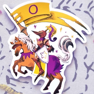 Puede incluir: Una ilustración adhesiva de un caballero con armadura roja y morada montando un caballo marrón con crines blancas. El caballero sostiene una bandera amarilla con un círculo morado y lleva un escudo blanco con una estrella amarilla y morada. Pequeñas estrellas rodean las figuras.