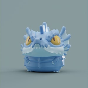 Könnte beinhalten: Eine blaue und gelbe Cartoon-Drachenfigur mit einem mürrischen Gesichtsausdruck. Der Drache hat einen stacheligen Rücken und einen großen, runden Bauch.