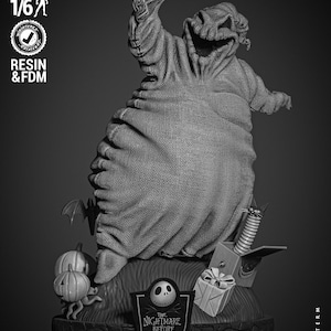 Puede incluir: Un modelo impreso en 3D en blanco y negro de Oogie Boogie de la película Pesadilla antes de Navidad. El modelo está posado con los brazos extendidos y una sonrisa traviesa en la cara. El modelo está de pie sobre una base con una lápida que dice "Pesadilla antes de Navidad".