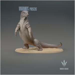 Pode incluir: Uma estatueta cinzenta de Varanus priscus em pé sobre as patas traseiras numa base circular bege. A criatura semelhante a um lagarto tem pele texturizada, garras visíveis e uma cauda longa. O texto Varanus priscus está impresso acima da cabeça.