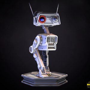 Könnte beinhalten: Ein weißer und grauer Roboter mit roten und schwarzen Details. Der Roboter hat eine einzelne Antenne und einen runden Kopf mit zwei Kameras. Der Roboter steht auf einer schwarzen Plattform mit einem sechseckigen Sockel.