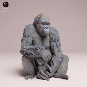 Op de afbeelding: Een gedetailleerde sculptuur van een gorilla en zijn baby, beide in een lichtgrijze kleur. De volwassen gorilla zit en wiegt de kleinere gorilla. De sculptuur heeft een getextureerd oppervlak en realistische details. Het logo "Animal Den Miniatures" staat linksboven.