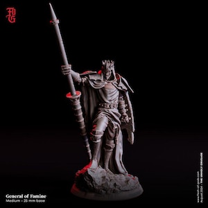 Puede incluir: Una figura en miniatura detallada de un general, pintada en gris oscuro y negro, sosteniendo una lanza. La figura está de pie sobre una base rocosa y lleva una corona y armadura. La figura forma parte de un juego de miniaturas.