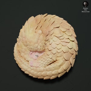 Sunda Pangolin zusammengerollt - Animal Den Miniatures