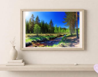 Könnte beinhalten: Ein gerahmter Landschaftsdruck zeigt einen sonnendurchfluteten Wald mit einem gewundenen Bach, grünem Gras und hohen Kiefern unter einem klaren blauen Himmel. Das Bild befindet sich in einem hellen Holzrahmen über einem Regal mit einer weißen Vase.