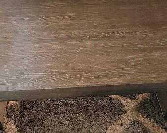 Mesa de centro de madera gris con patas de acero pulido