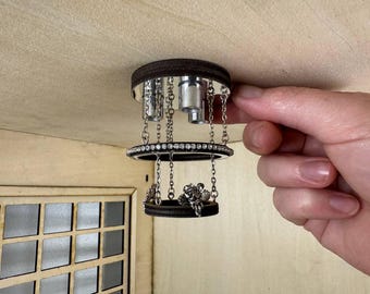 Miniatur 3-stufiger Engel Kronleuchter - LED Deckenleuchte mit Kristallen & Strass | 1:6 Maßstab Puppenhaus Decor
