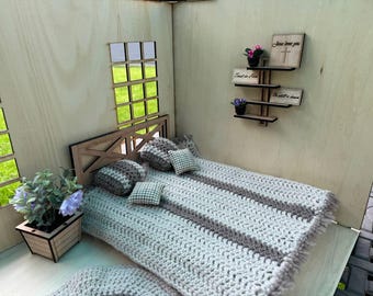 Cama de muñeca en miniatura hecha a mano: muebles Barbie a escala 1:6