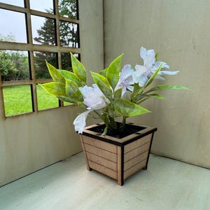 Miniature Potted Plant with White Flowers – 1:6 Scale Decor for Dollhouse & Diorama Scenes
