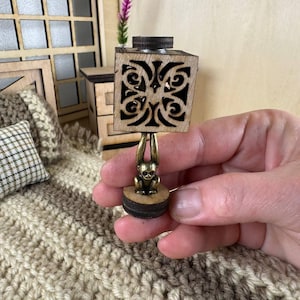1:6 Maßstab Affe Tischlampe - Miniatur LED Puppenhaus Beleuchtung, Roombox Dekor, handgemachte Mini Möbel, magnetische Beleuchtung