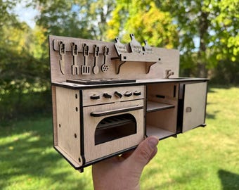 Miniaturowy zestaw kuchenny w skali 1:6 – meble do domku dla lalek ze zlewem, piekarnikiem, szafkami i półkami